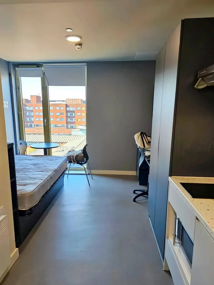 畢業回家了！曼大旁studio有人接嗎？