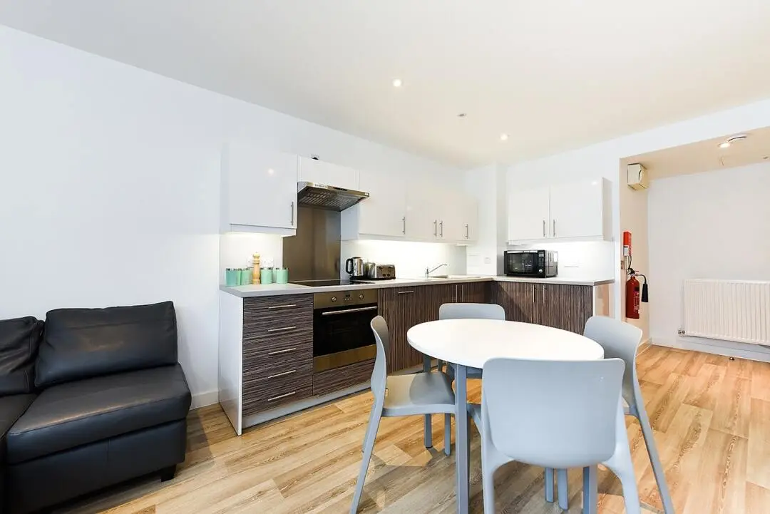 紐卡商院門口找🏠就住這兒！包bill家具～