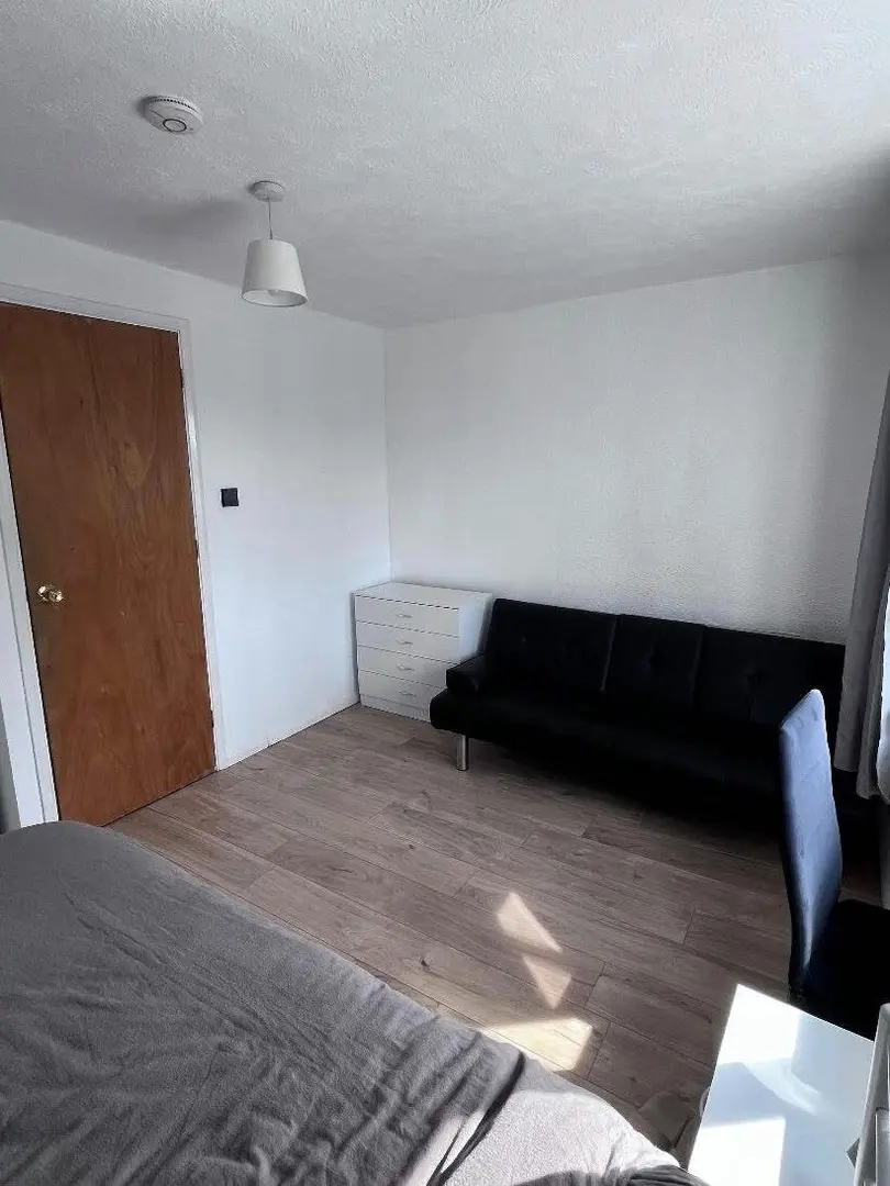 倫敦1b1b房東急出，9月300胖個人轉