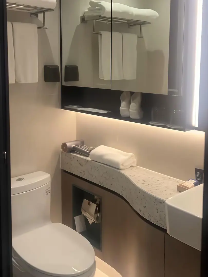 當🇭🇰港碩6K+住進27平的獨衛套房