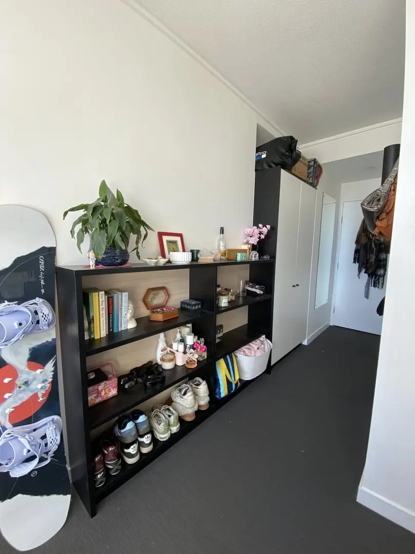 墨大門口蹲兩個室友，26S1提前蹲，包早餐