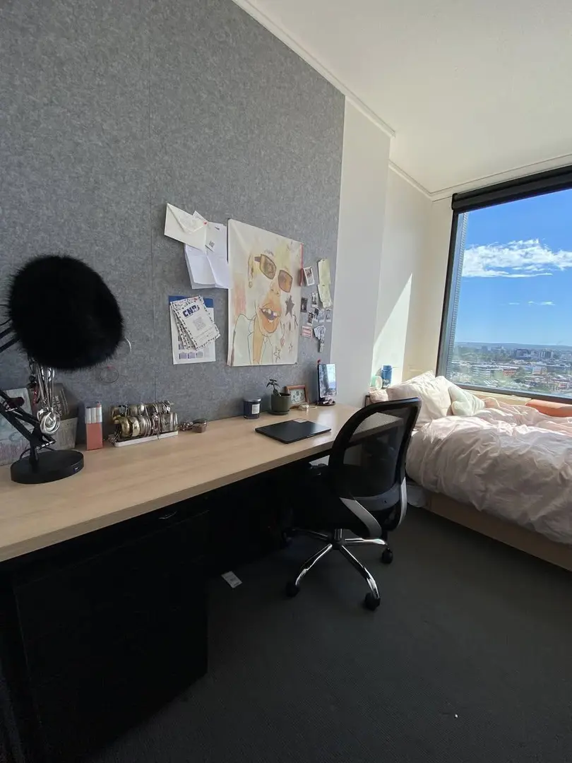 墨大門口蹲兩個室友，26S1提前蹲，包早餐