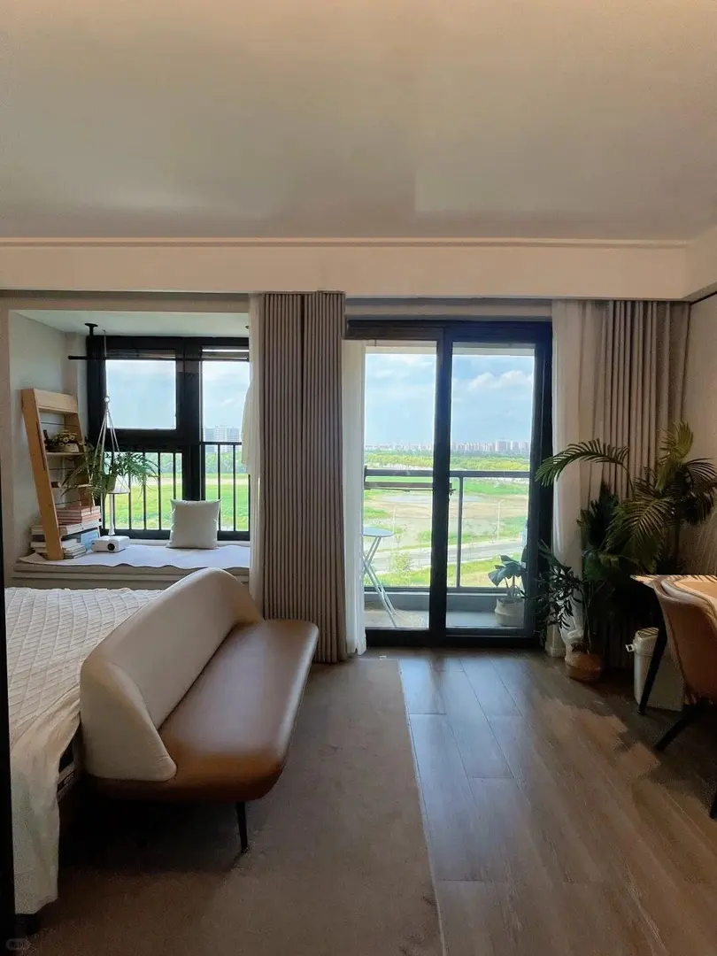 利茲！近學校！包早餐還能倆人住還帶陽台