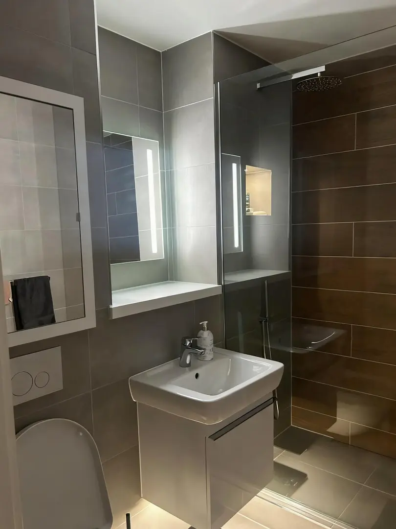 急 墨爾本2b2b蹲蹲室友，學校旁沒刪就在