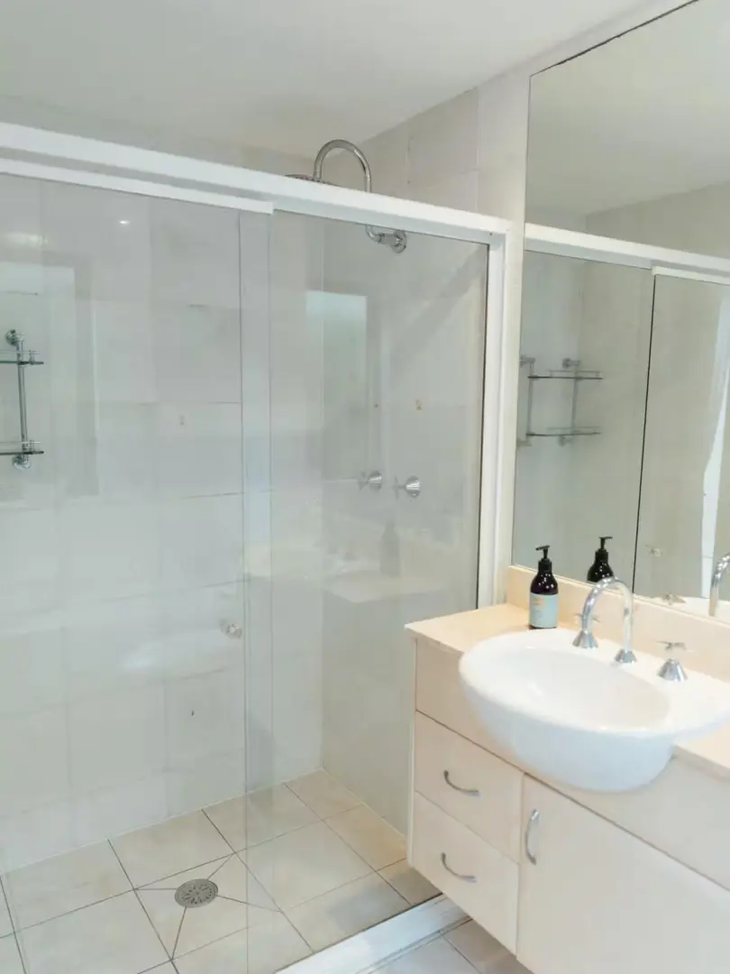 雪梨要回國，轉一間不住的1b1b