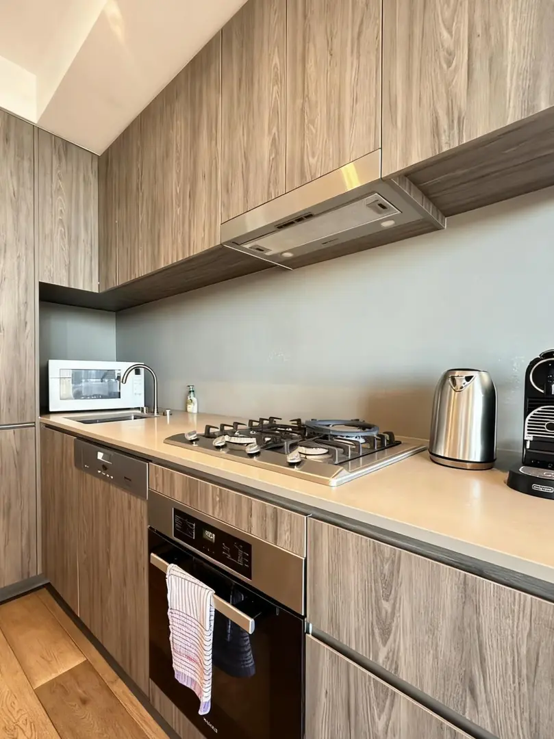 阿德萊德出一間落地窗1b1b｜帶露台 