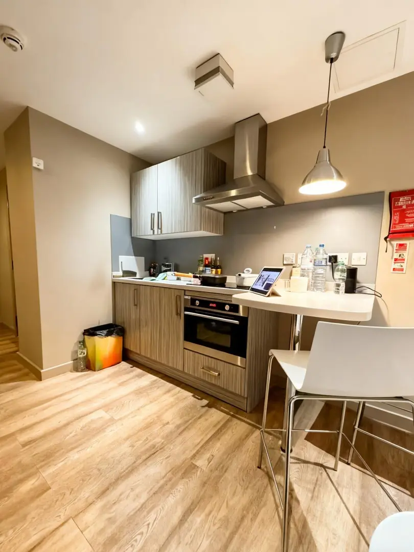 布里斯托 studio 244pw轉租｜落地窗