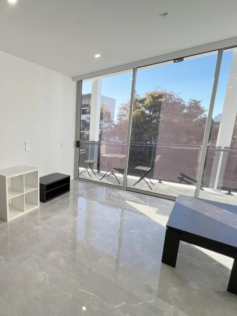 雪梨2b2b1月底入住，房東直租，包家具家電