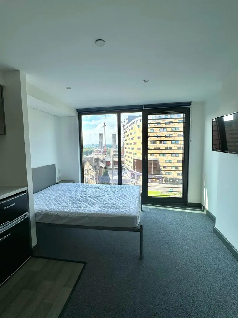 步行到利茲大學落地窗studio｜帶獨立洗衣機