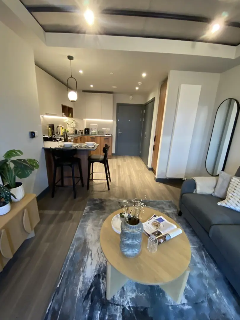 倫敦➗1b1b，陽台落地窗採光很好