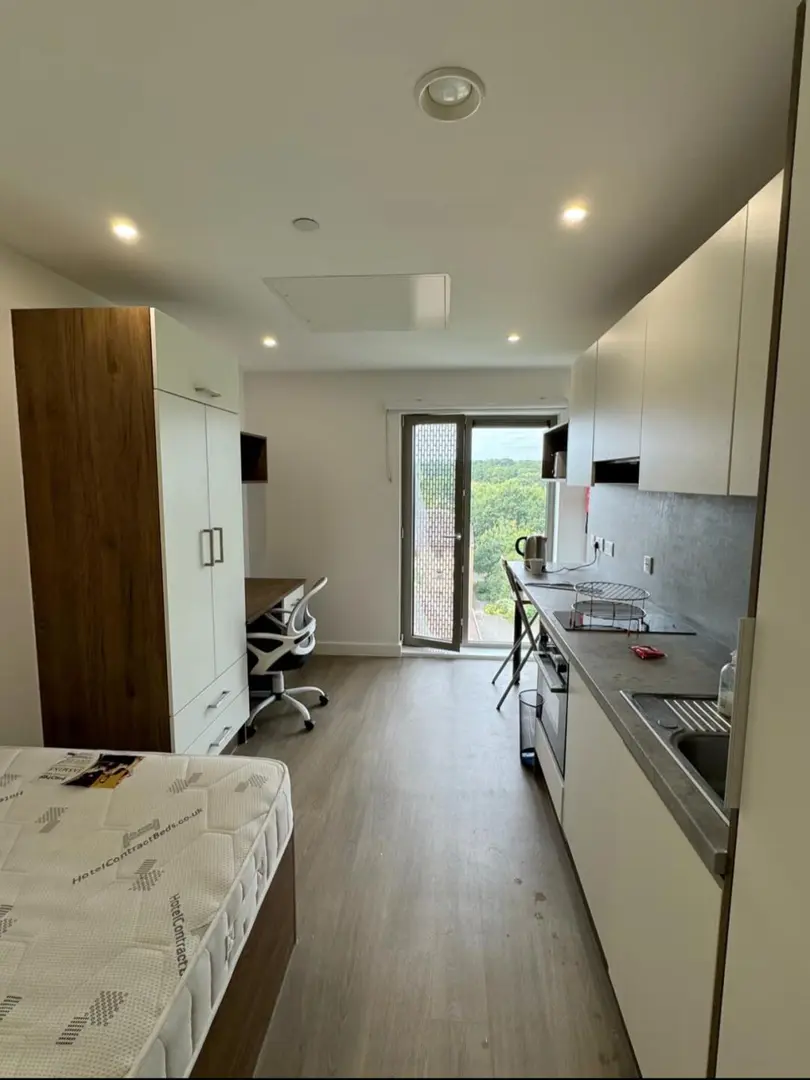 華威門口轉租studio ，找好心人接手～