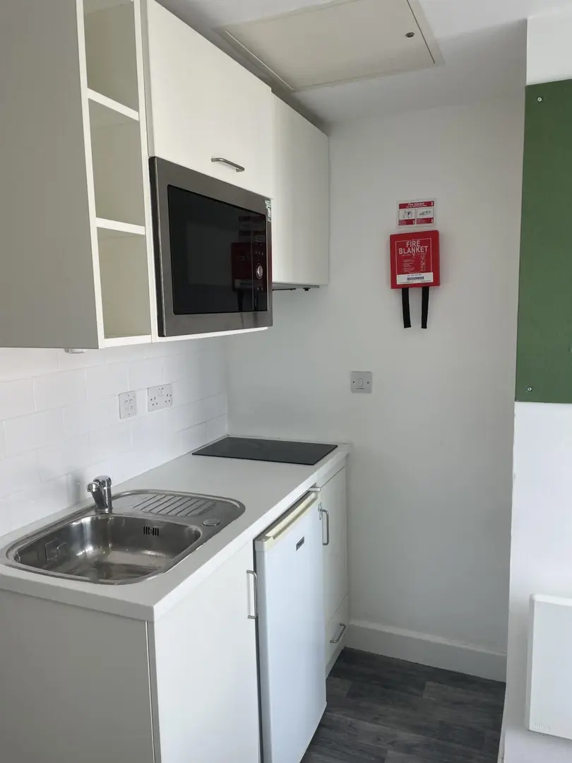 轉倫敦vauxhall，包bill家具空調的studio