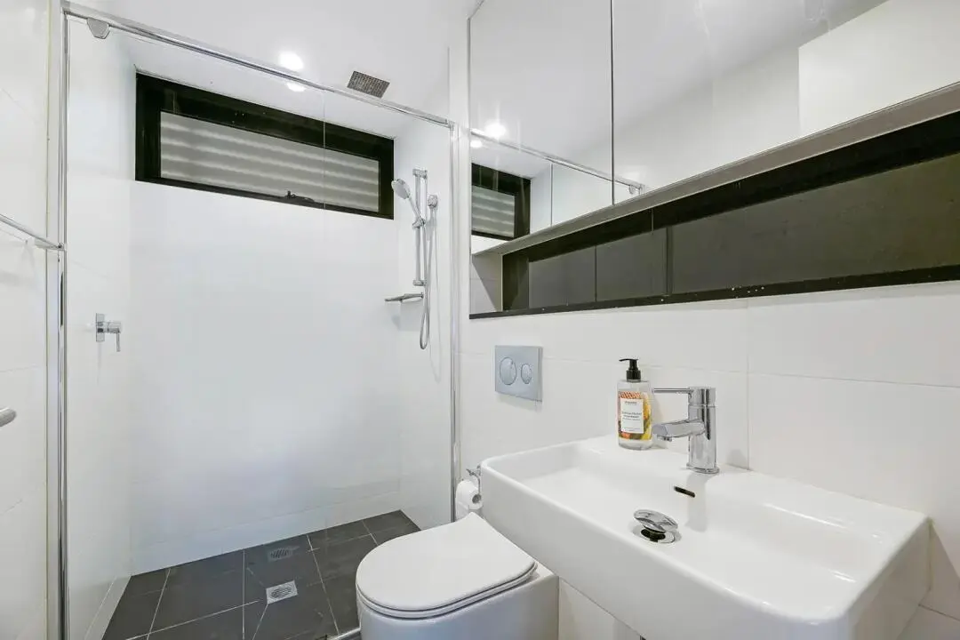 雪梨轉租1b1b，交通方便