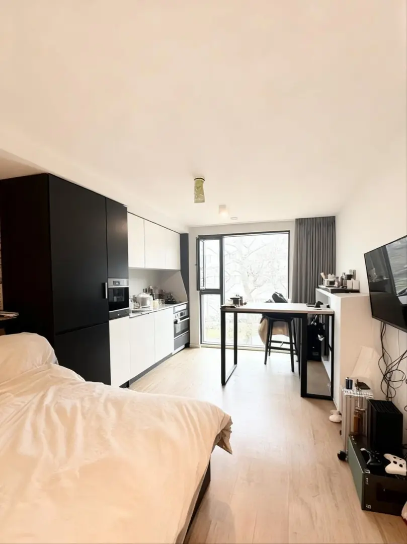 步行到IC南肯的空調studio！這大落地窗真爽