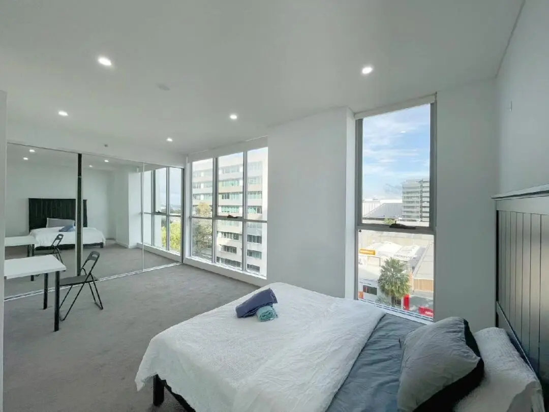 雪梨mascot精美2b2b 臥室雙落地窗