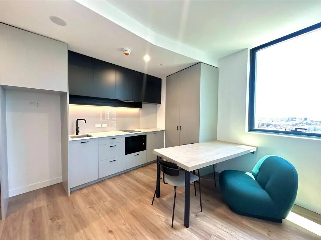 维多利亚市场走路到墨大，但是1b1b能住吗