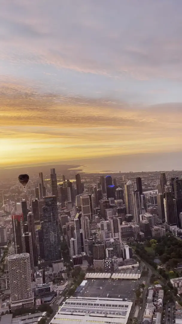 在墨爾本的熱氣球上看到了日出～