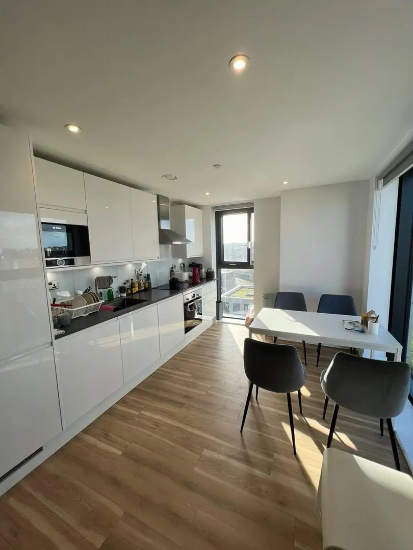 利茲出一間拐角雙窗studio～