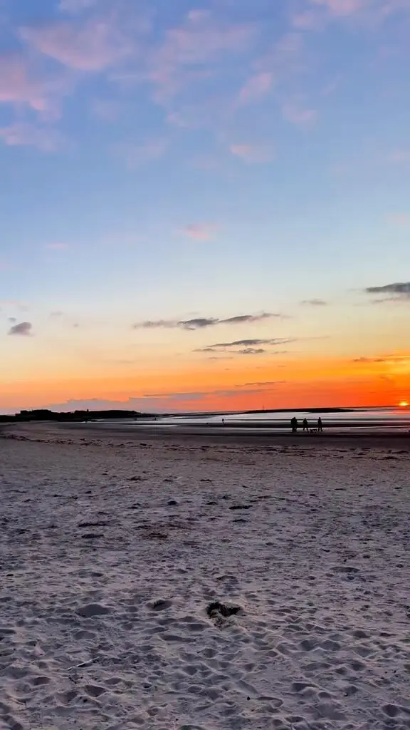 在英國鄉村海邊傍晚夕陽西下,調色盤的天空