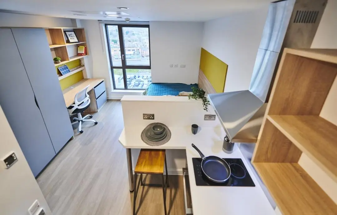 諾丁漢留子超爽開局 直接住學校里