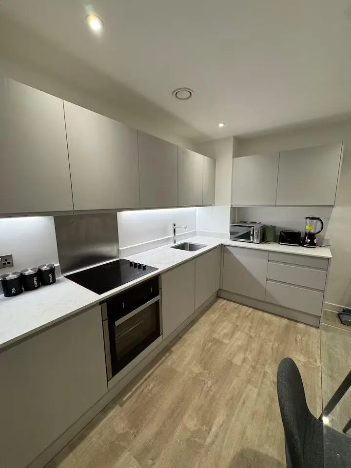 布里斯班2b2b找一位愛乾淨的室友，可議價！