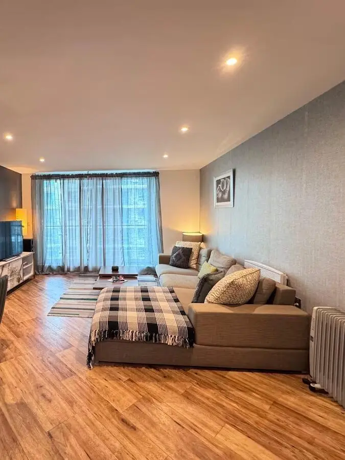 倫敦個人出1b1b｜300pw帶陽台，可雙人入住