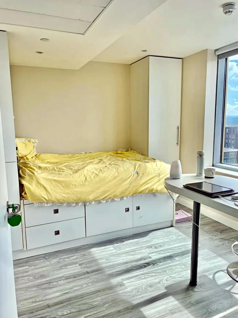 曼大租房｜落地窗studio包bill還帶空調啊～