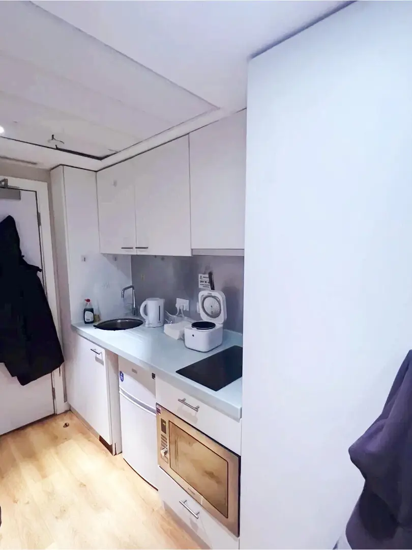 曼大租房｜落地窗studio包bill還帶空調啊～