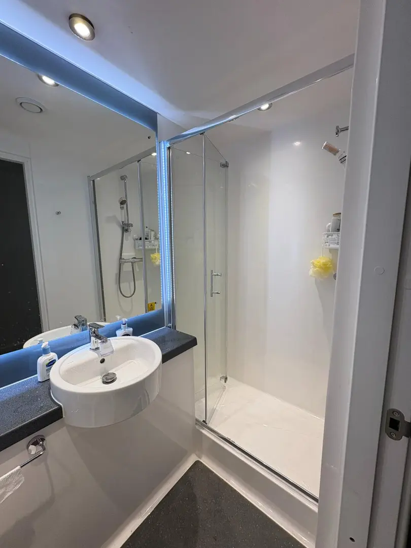 布里斯托急出studio｜2xx还有落地窗