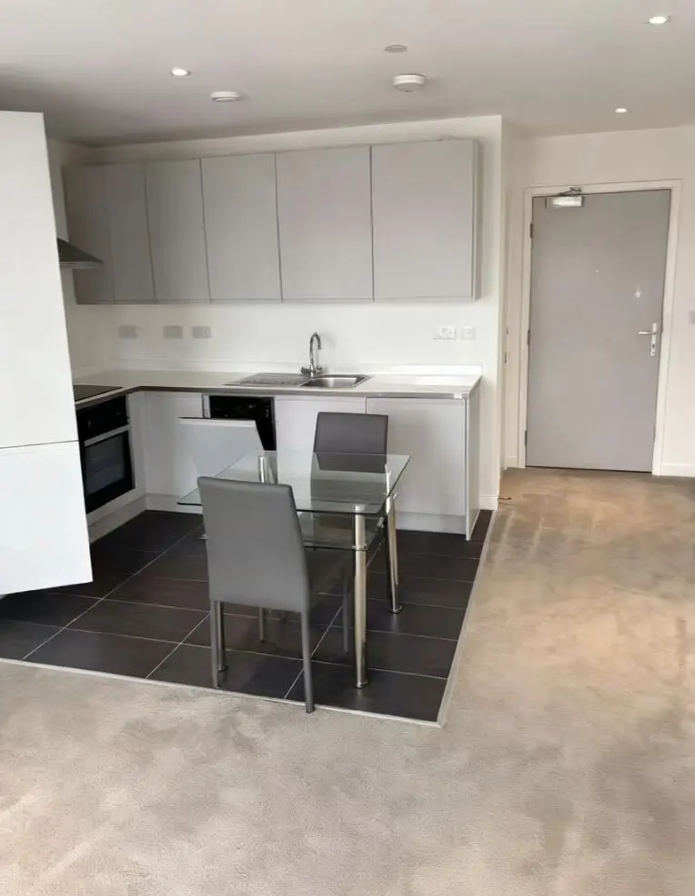 我很滿意我住的這個公寓，走路5分鐘到曼大