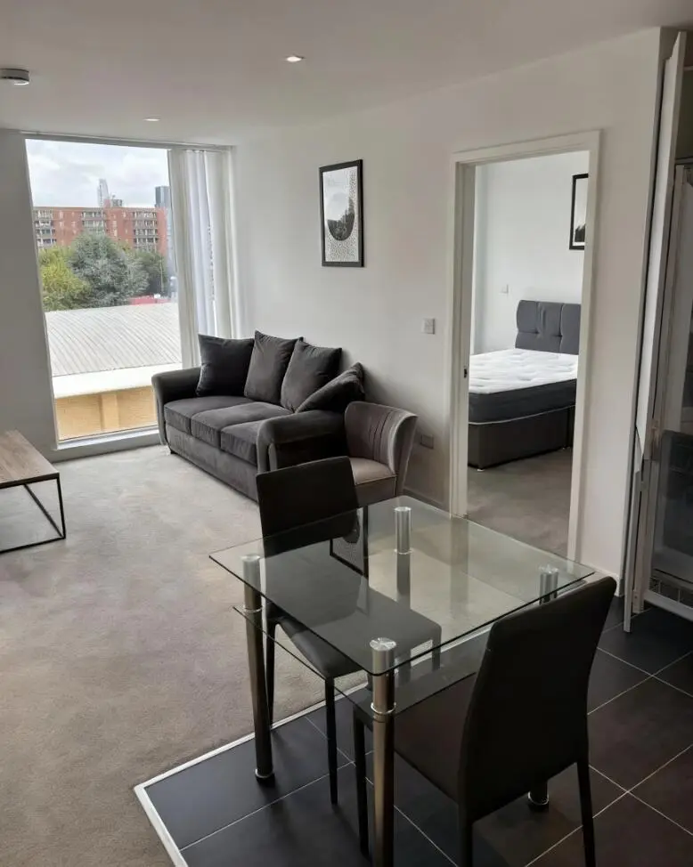 我很滿意我住的這個公寓，走路5分鐘到曼大