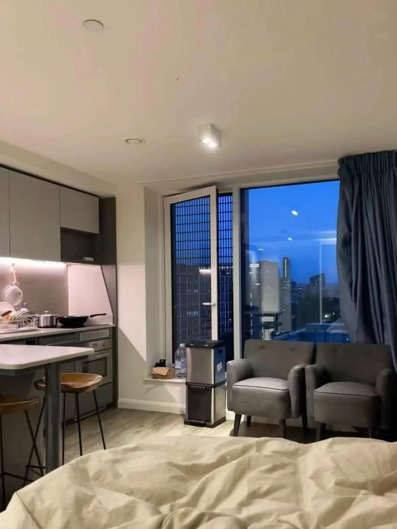 5分鐘到曼大，急出studio，包家具包bill