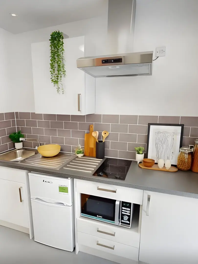 五分鐘到曼大，急出studio，包家具包bills