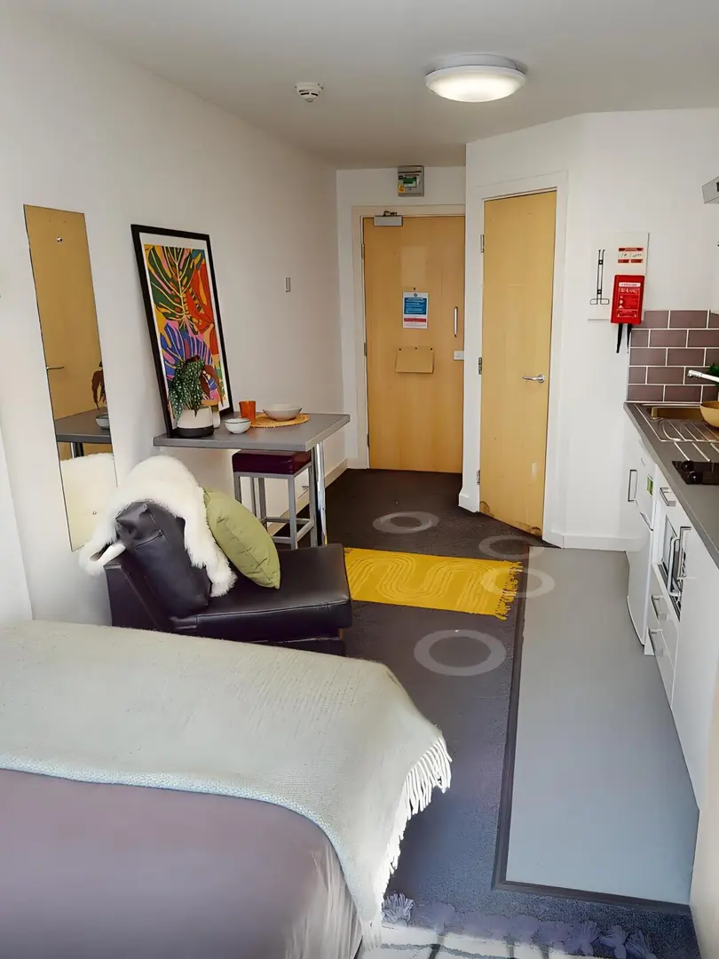 五分鐘到曼大，急出studio，包家具包bills