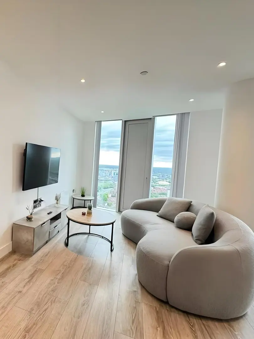 帮学长转曼城落地窗2b2b，近曼大～