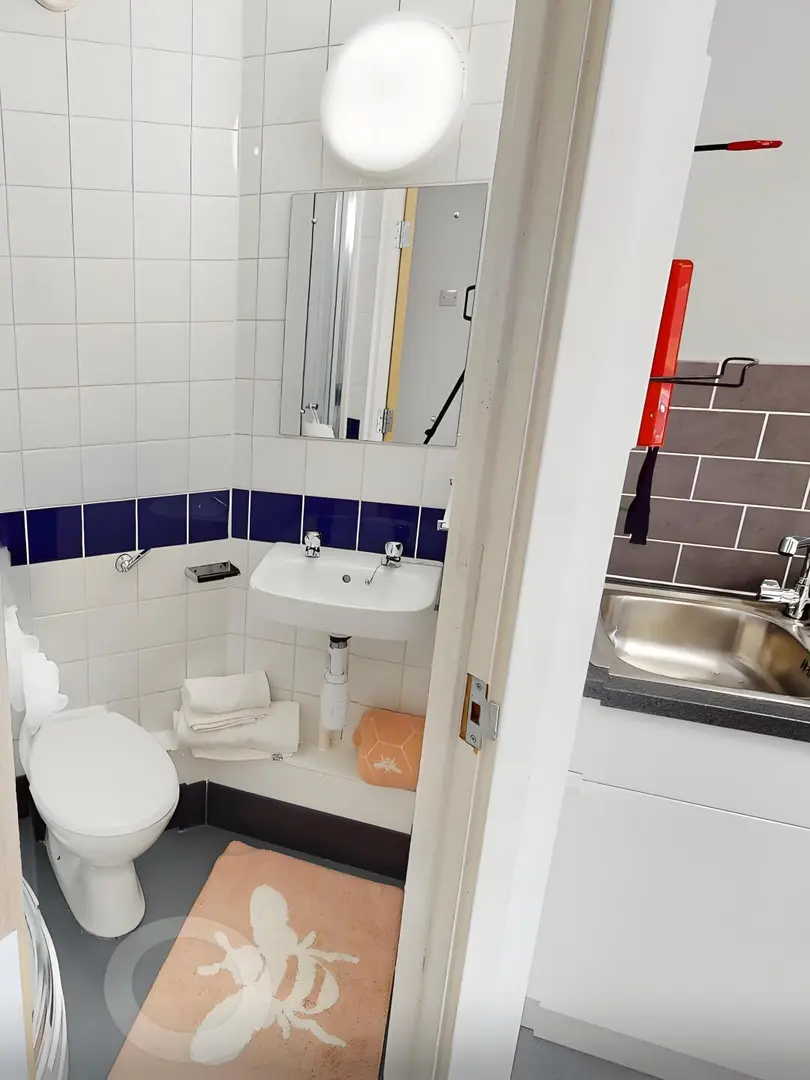 五分鐘到曼大，急出studio，包家具包bills