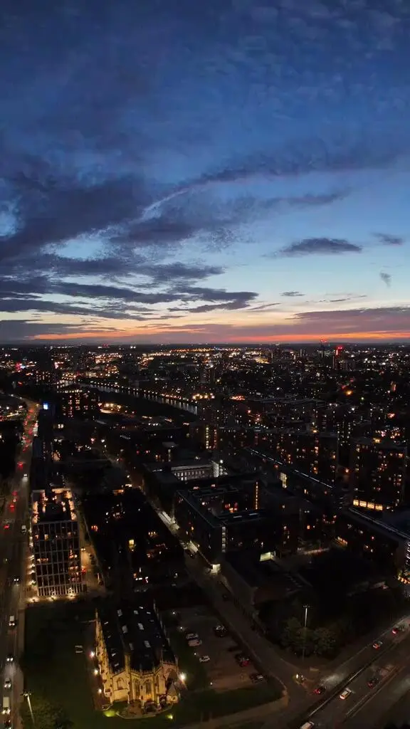 这样看来曼城的景色也很像一幅画