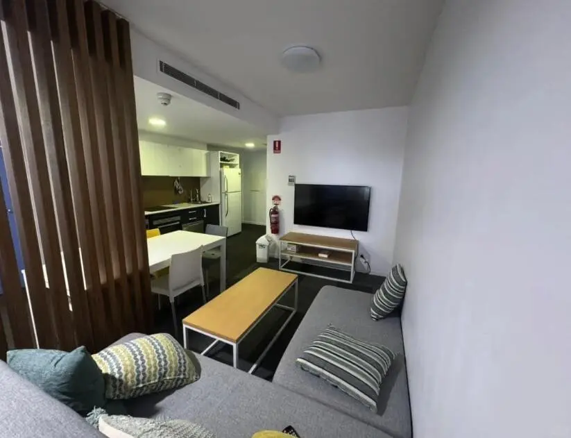 布里斯班5b5b找2位室友 包水电网 同性室友