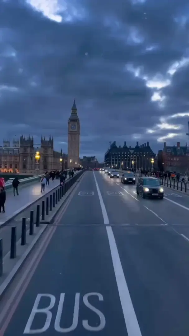 漫步在伦敦街头，威斯敏斯特桥上车水马龙