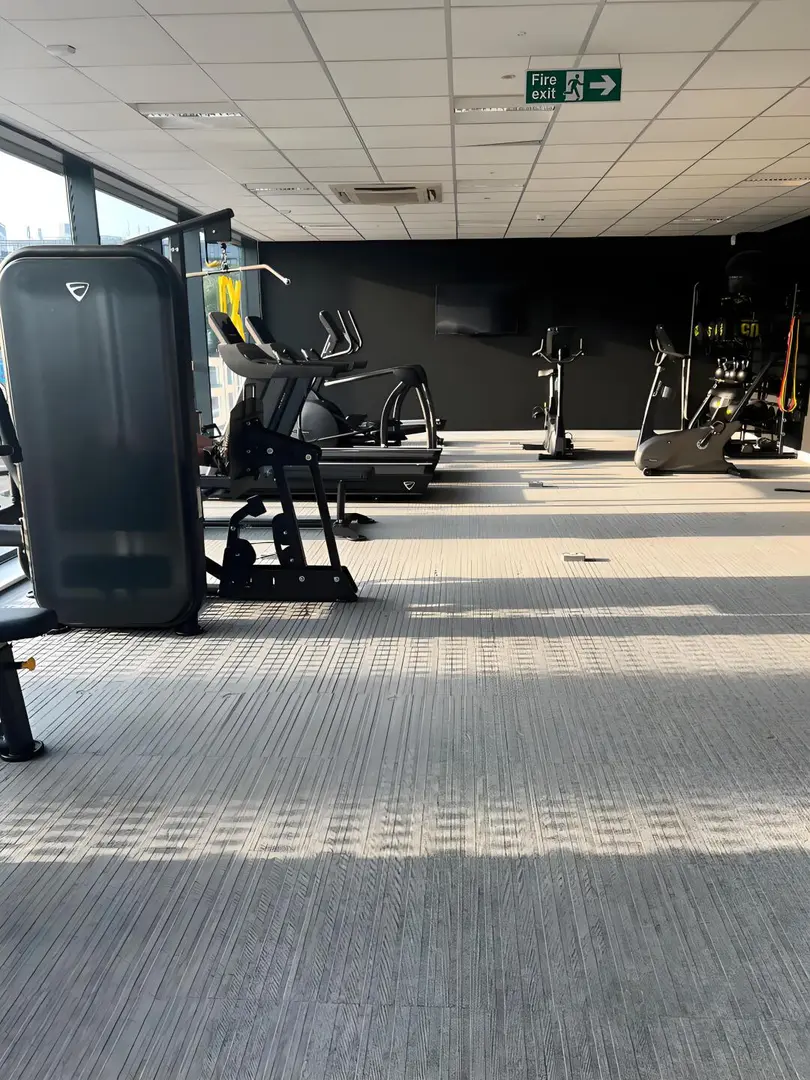 含泪➗曼大附近1b1b，带洗烘机包bills