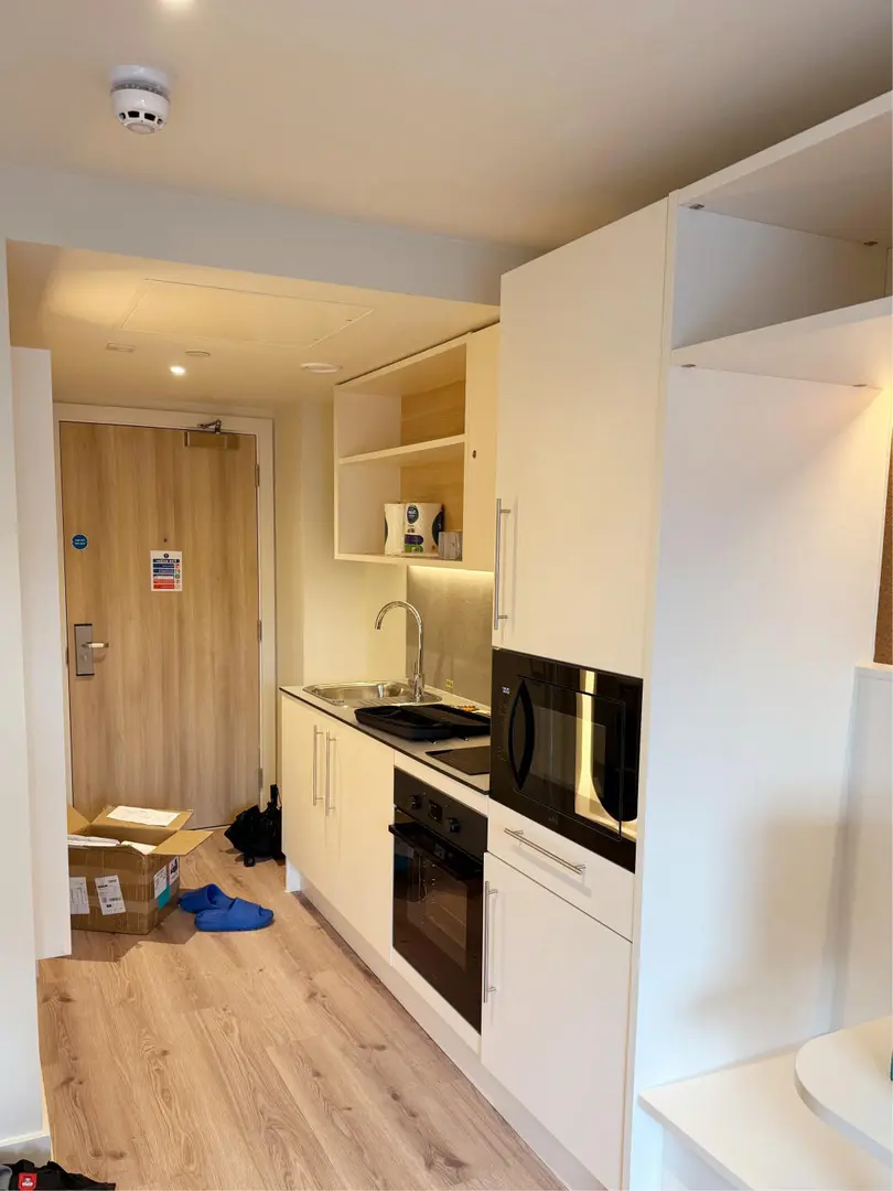 走路到曼大～3xx的16平studio真的愛慘啦