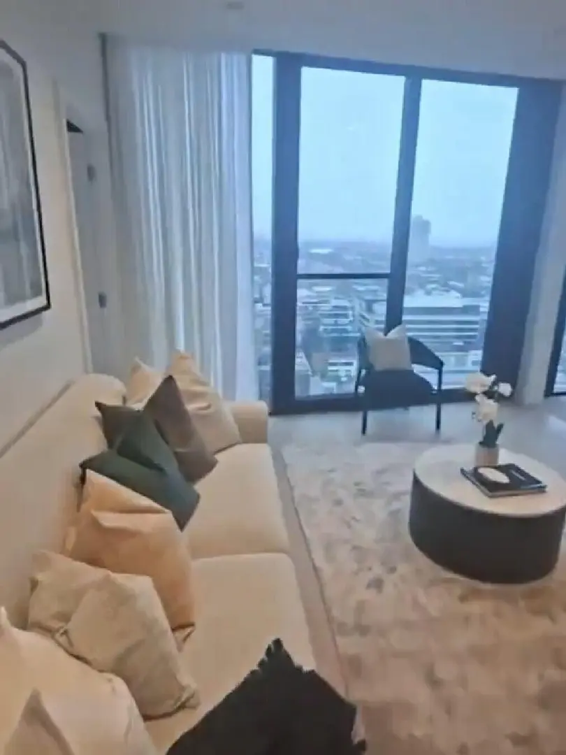 墨尔本转租2b2b 采光好的落地窗转租