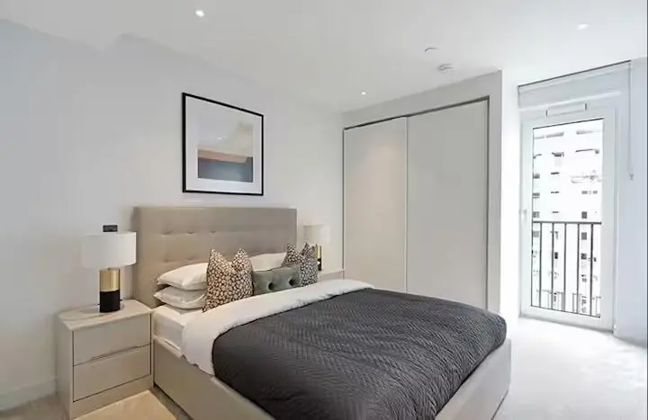 伦敦高层 1b｜浴室浴缸 + 餐岛太飒