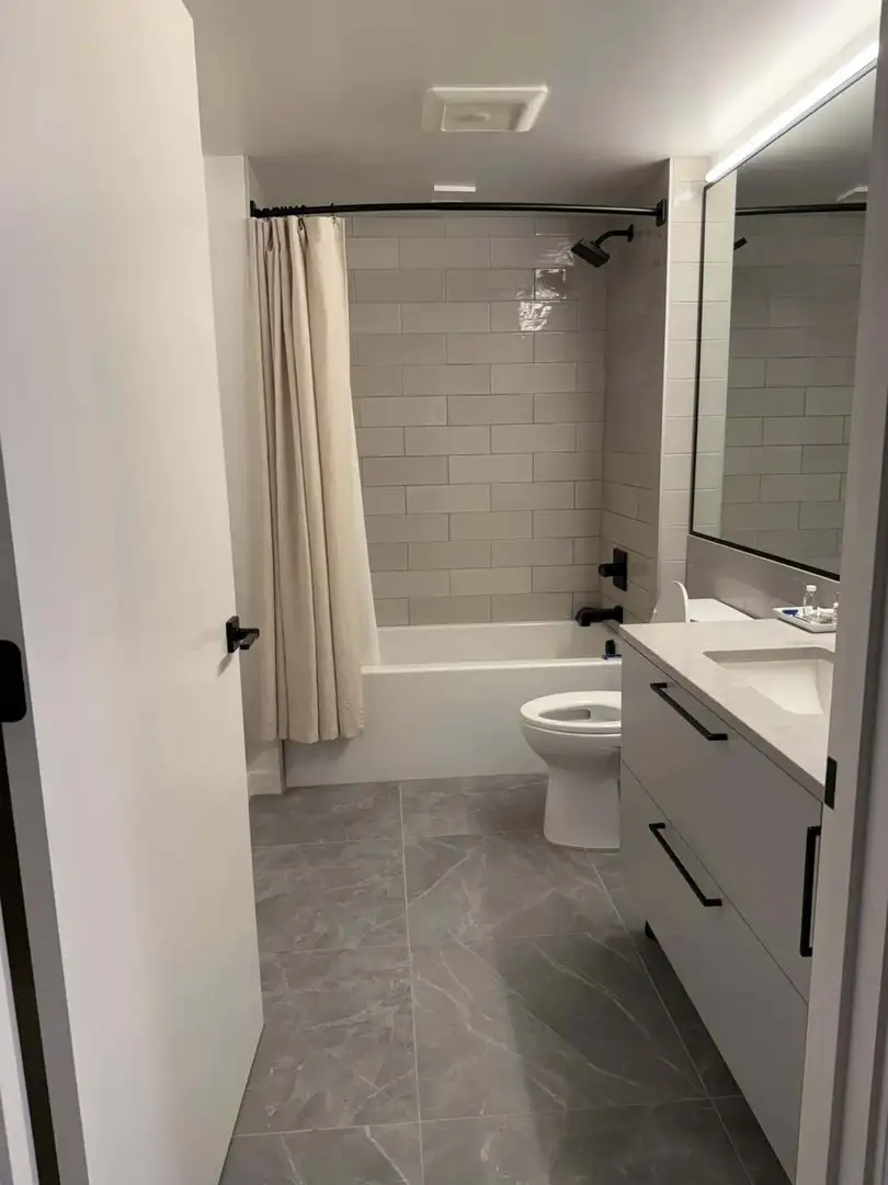 伦敦转一间温馨1b1b送家具～落地窗