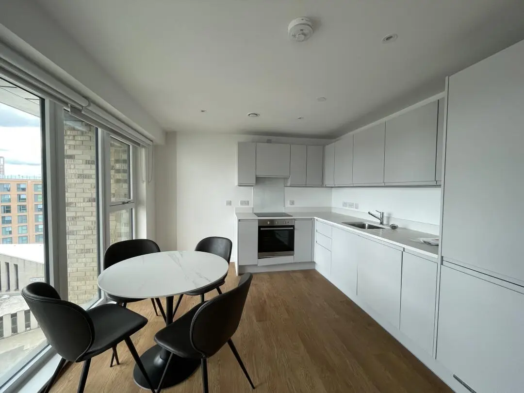 利兹大学旁的带落地窗1b公寓｜2xx带家具