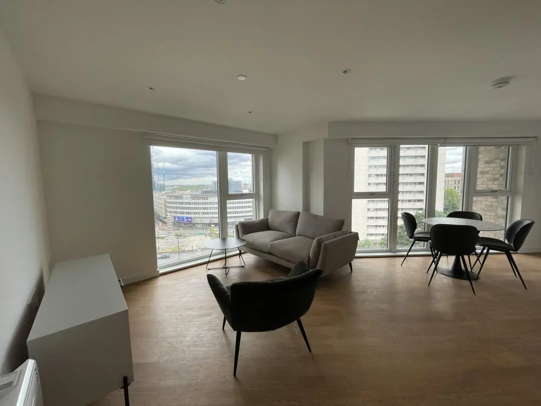 利兹大学旁的带落地窗1b公寓｜2xx带家具