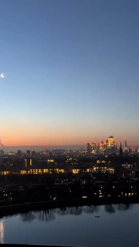 14/01/2026伦敦 月亮仍然在早上7点30分升起