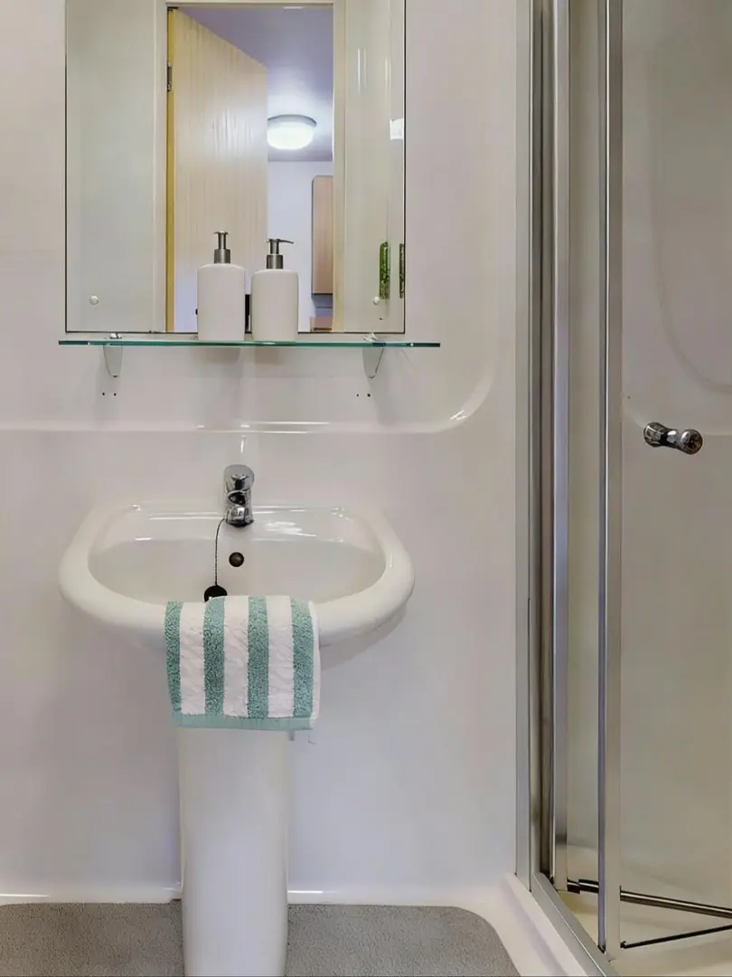 利兹149胖拼室友，包bill独卫近利兹大学