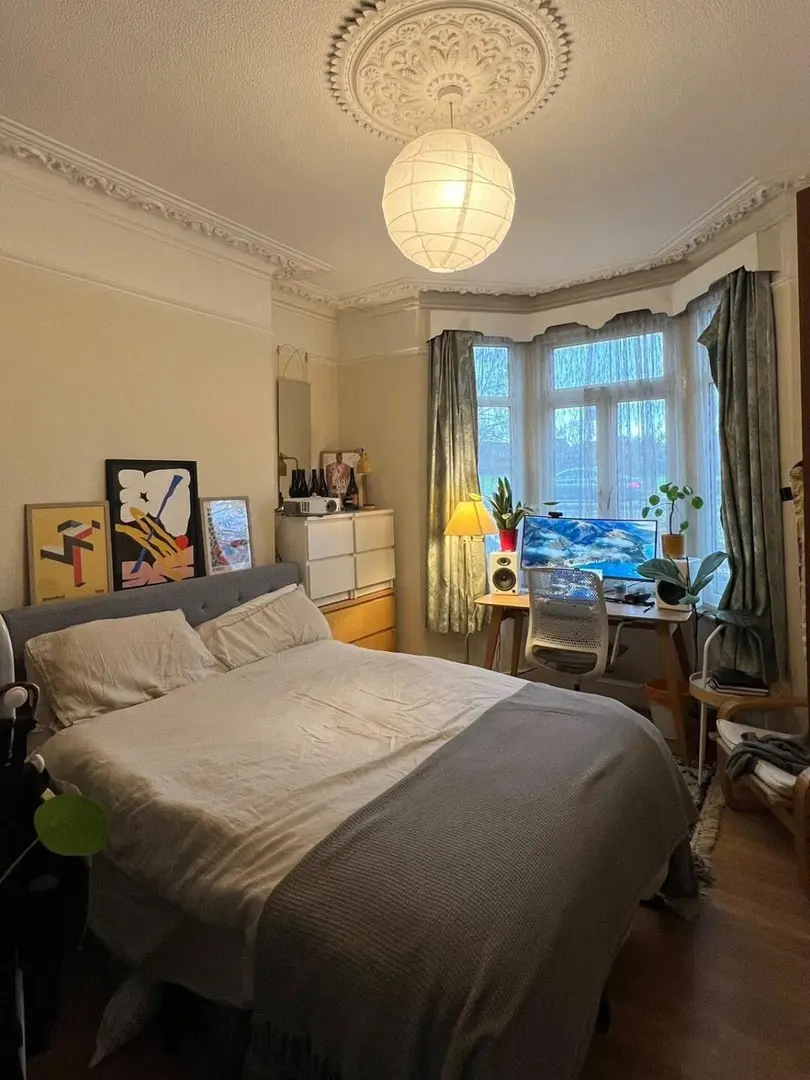 伦敦金丝雀码头急转300的1b1b 带小院包bill