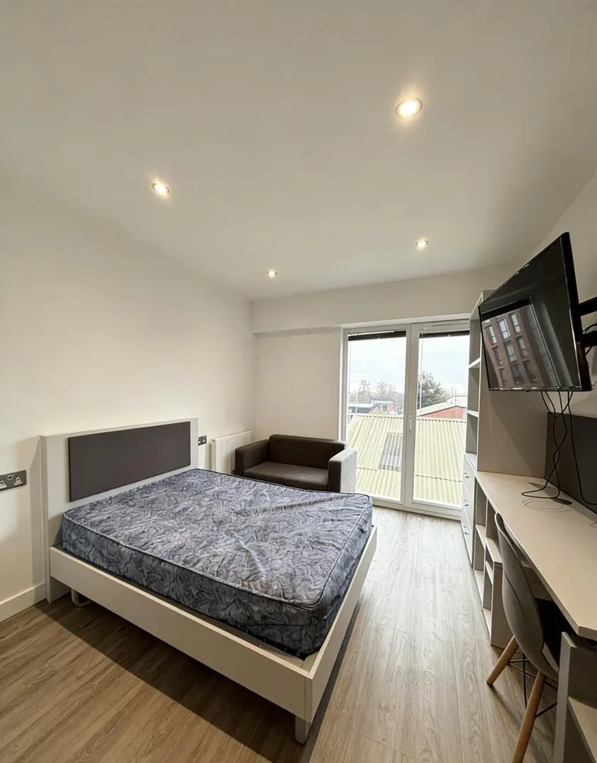 利兹大学旁带独立洗烘的studio、2xx～